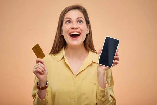 Şaşırtıcı Derecede Mutlu Bir Kadın Sarı Arka Planda Kredi Kartı — Stok fotoğraf