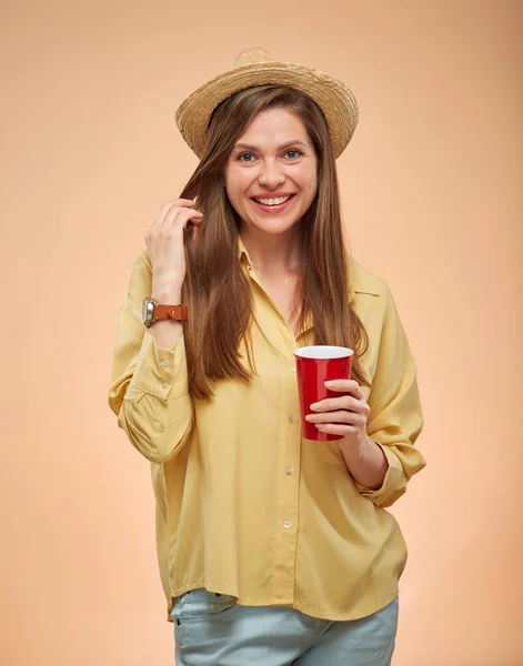 メキシコの帽子をかぶった若い女性の笑顔赤いコーヒーマグカップ 孤立した肖像画 — ストック写真