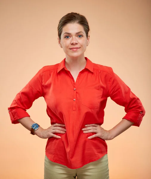 Izolovaný Portrét Usměvavé Podnikatelky Červené Košili — Stock fotografie