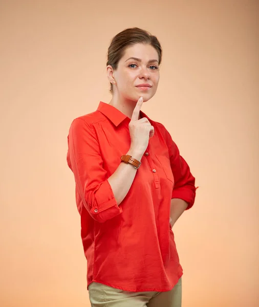 Sério Jovem Pensando Senhora Camisa Vermelha Isolado Retrato Fundo Bege — Fotografia de Stock