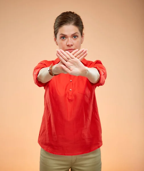 Jeune Femme Chemise Rouge Faisant Geste Stop Avec Deux Mains — Photo