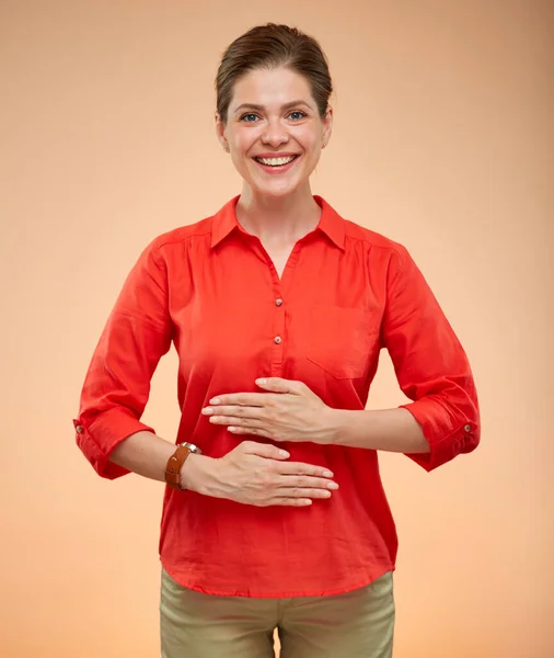 Jovem Senhora Sorridente Com Problemas Abdominais Camisa Vermelha Mãos Dadas — Fotografia de Stock