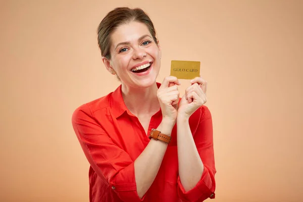Smějící Šťastná Mladá Dáma Červené Košili Drží Zlatou Kreditní Kartu — Stock fotografie