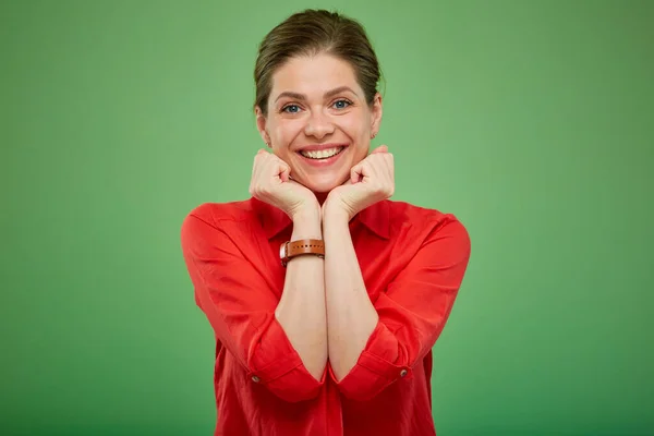 Glimlachende Jonge Dame Rood Shirt Geïsoleerd Portret Groene Studio Achtergrond — Stockfoto