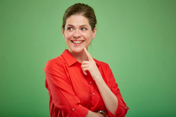Vereinzelt Denkende Frau Blickt Porträt Auf Grünem Hintergrund Weg — Stockfoto