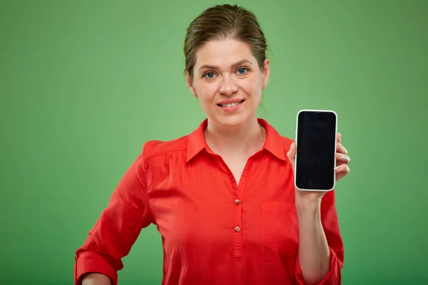 Leende Kvinna Röd Visa Smartphone Med Stor Skärm Isolerat Porträtt — Stockfoto