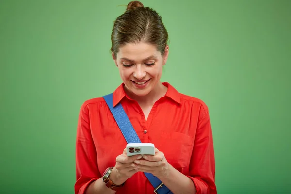 Izolovaná Žena Hledající Smartphone Portrét Zeleném Chromakey Pozadí — Stock fotografie