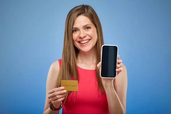 Usmívající Šťastná Žena Červených Šatech Držící Kreditní Kartu Smartphone Izolovaná — Stock fotografie