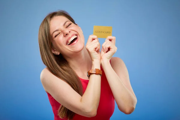 Glad Kvinna Med Slutna Ögon Röd Klänning Med Kreditkort Isolerad — Stockfoto