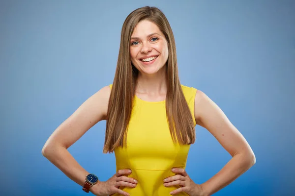 Uśmiechnięta Kobieta Żółtej Sukience Odizolowany Portret Kobiety Niebieskim Tle — Zdjęcie stockowe