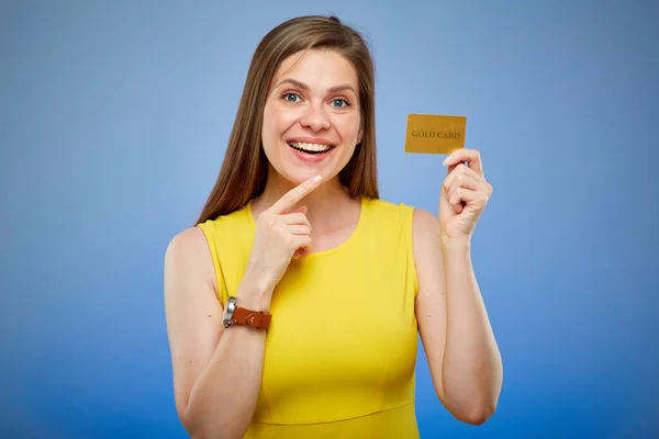 Schicke Junge Frau Lächelt Und Hält Eine Goldene Kreditkarte Der — Stockfoto