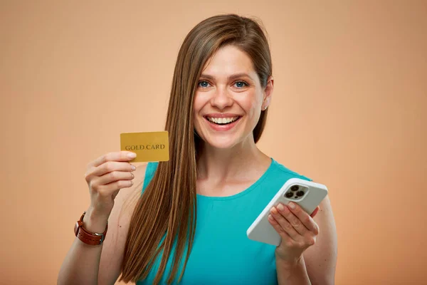 Usmívající Žena Držící Kreditní Kartu Smartphone Izolovaný Portrét Žlutohnědém Pozadí — Stock fotografie