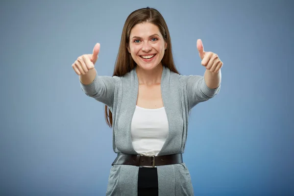 Lycklig Kvinna Med Tummen Upp Isolerat Ledigt Porträtt Blått — Stockfoto