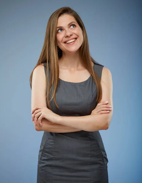 Lächelnde Geschäftsfrau Mit Langen Haaren Grauen Kleid Die Arme Verschränkt — Stockfoto