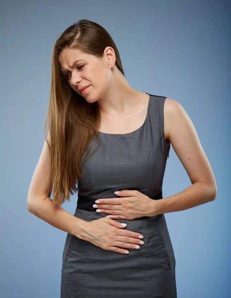 Mujer Con Dolor Estómago Cogida Mano Vientre Retrato Aislado — Foto de Stock