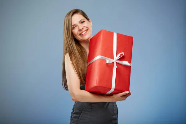 Šťastná Obchodní Žena Držící Červenou Dárkovou Krabici Izolovaný Portrét — Stock fotografie