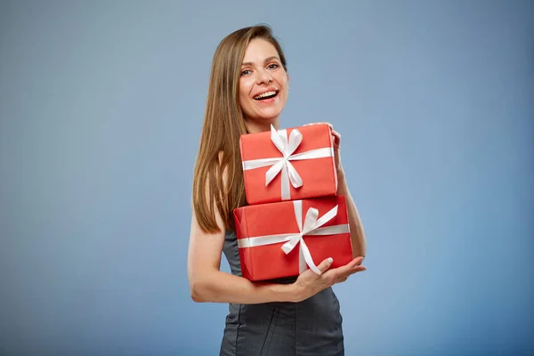 Mulher Negócios Feliz Segurando Caixas Presente Vermelho — Fotografia de Stock
