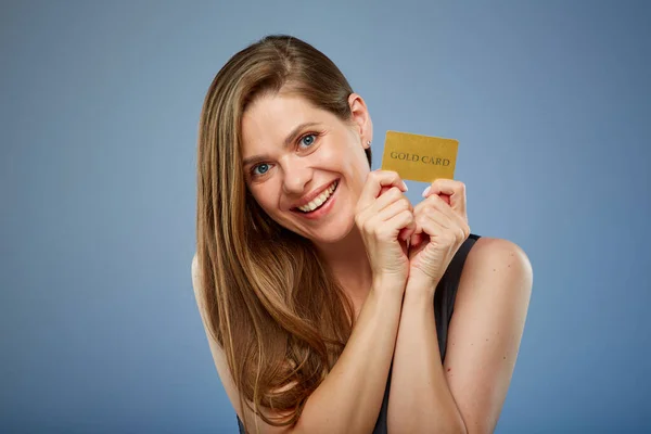 Mujer Sonriendo Sosteniendo Tarjeta Crédito Oro Retrato Aislado —  Fotos de Stock