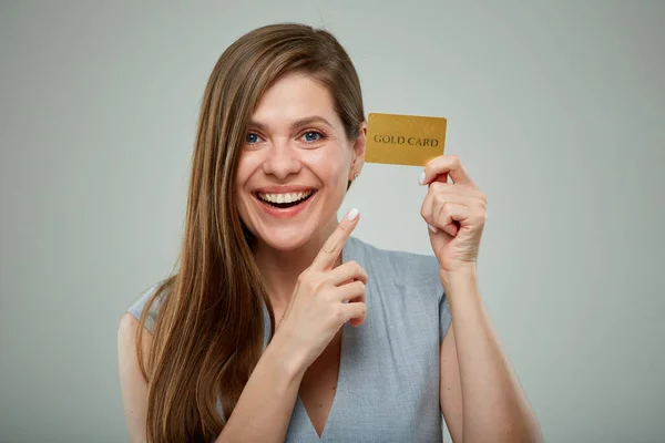 Feliz Mujer Negocios Con Tarjeta Crédito Apuntando Con Dedo Retrato — Foto de Stock