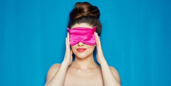 Mujer Con Hombros Desnudos Tocándose Máscara Del Sueño Con Dos —  Fotos de Stock