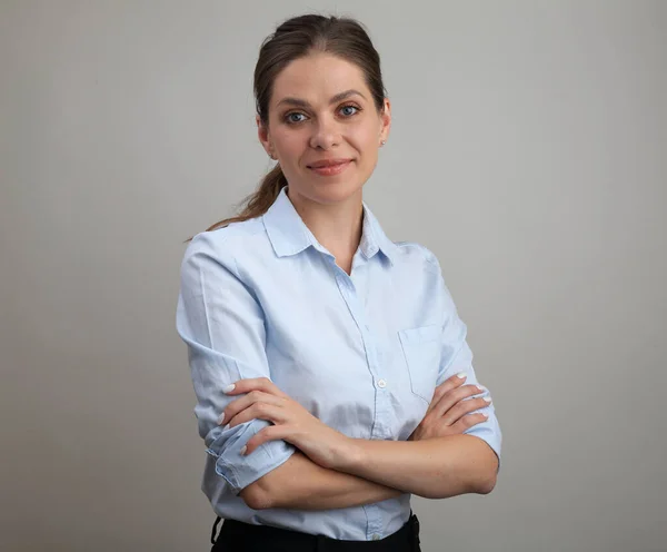 Professora Jovem Com Braços Cruzados Vestindo Camisa Azul Retrato Feminino — Fotografia de Stock
