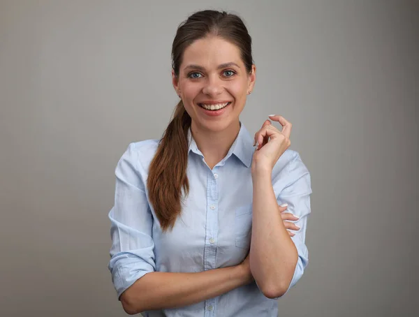 Mujer Negocios Sonriente Camisa Negocios Azul Retrato Aislado —  Fotos de Stock