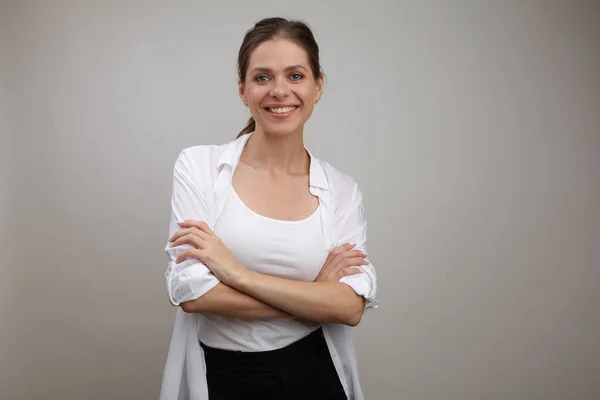 Χαμογελαστή Γυναίκα Λευκό Πουκάμισο Επιχειρηματικό Στυλ Ντυμένος Κορίτσι — Φωτογραφία Αρχείου