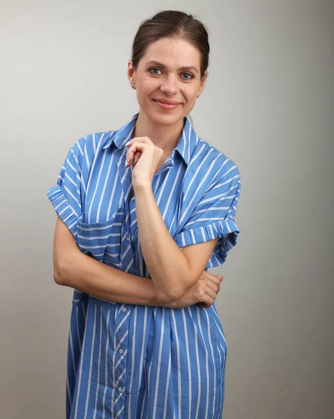 Jonge Vrouw Blauwe Jurk Geïsoleerd Portret Glimlachend Meisje Portret — Stockfoto