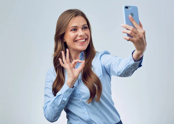 Usmívající Žena Používá Smartphone Dělá Gesto Izolovaný Studiový Portrét — Stock fotografie