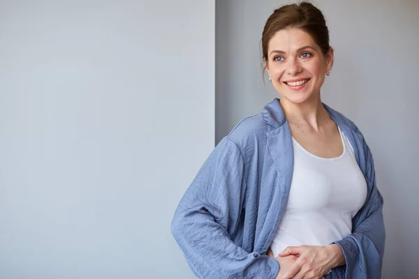 Mujer Pijama Mirando Hacia Otro Lado Retrato Femenino — Foto de Stock