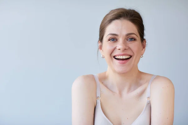 Glimlachende Vrouw Met Naakte Schouders Lang Haar Kort Haar Jurk — Stockfoto