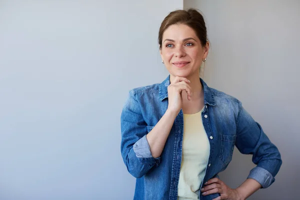 Gelukkig Lachende Vrouw Blauw Denim Shirt Denken Wegkijken — Stockfoto