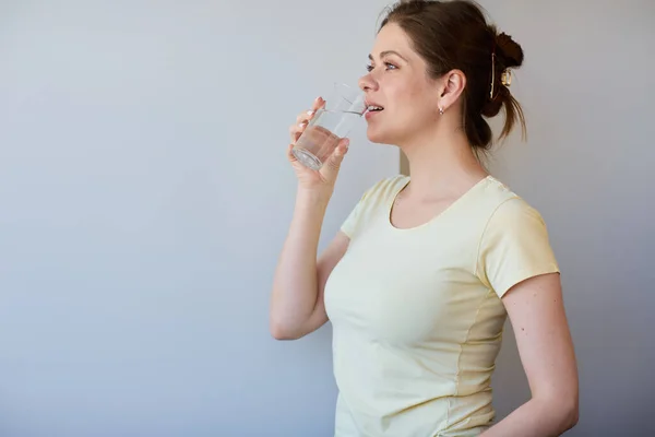 Mulher Sorridente Bebendo Água Olhando Para Longe Menina Roupas Casuais — Fotografia de Stock