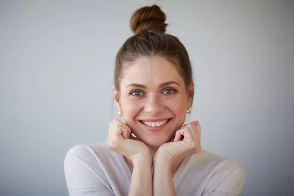 Sorrindo Mulher Feliz Com Corte Cabelo Bando Tocando Rosto Fêmea — Fotografia de Stock