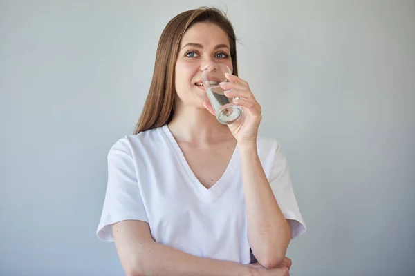 Νεαρή Γυναίκα Λευκό Πουκάμισο Πίνει Νερό Από Γυαλί Και Κοιτάζει — Φωτογραφία Αρχείου