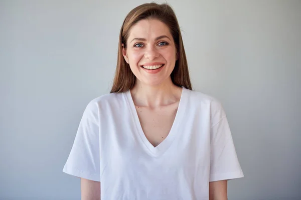 Glimlachende Vrouw Wit Hemd Geïsoleerd Portret Meisje Met Natuurlijke Huid — Stockfoto