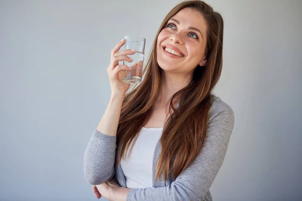 Sorridente Donna Felice Che Tiene Bicchiere Acqua Distogliendo Sguardo Isolato — Foto Stock