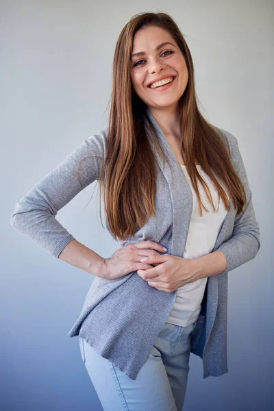 Glimlachende Vrouw Met Lang Bruin Haar Houdt Handen Heup Geïsoleerd — Stockfoto