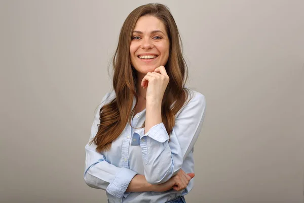 Een Lachende Vrouw Met Een Blauw Shirt Raakt Haar Kin — Stockfoto