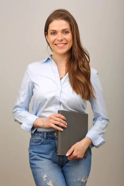 Vrijetijds Geklede Studente Met Boek Glimlachende Vrouw Met Lang Haarportret — Stockfoto