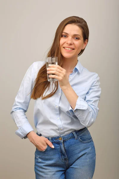 Een Gelukkige Vrouw Met Een Glas Water Voor Haar Geïsoleerd — Stockfoto