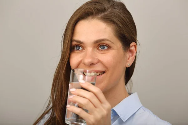 Rosto Mulher Sorridente Bebendo Água Fechar Retrato Isolado Olhando Para — Fotografia de Stock