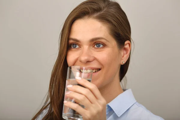 Volto Donna Sorridente Bere Acqua Primo Piano Ritratto Isolato Guardando — Foto Stock