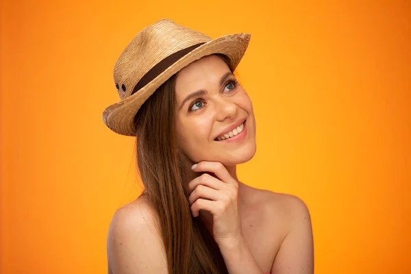 Feliz Mujer Sonriente Con Hombros Desnudos Con Sombrero Mexicano Mirando —  Fotos de Stock