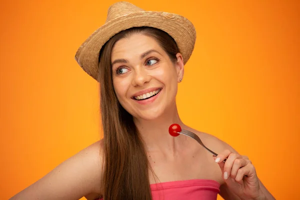 Mujer Sonriente Con Hombros Desnudos Sombrero Mexicano Comiendo Tomate Mirando —  Fotos de Stock