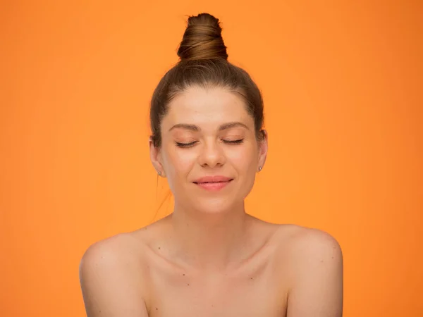 Glücklich Träumende Frau Mit Geschlossenen Augen Isoliert Porträt Auf Orangefarbenem — Stockfoto