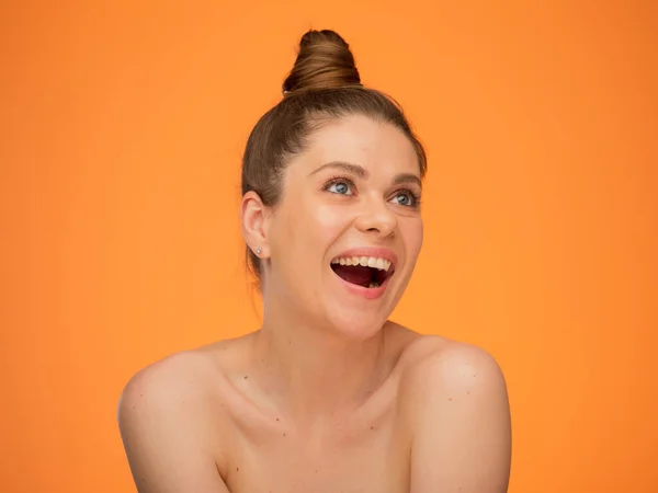 Smějící Žena Holými Rameny Bun Účes Vzhlíží Izolovaný Portrét Stylu — Stock fotografie