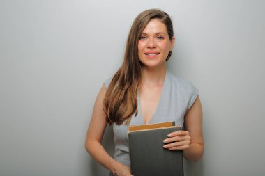 Gülümseyen öğretmen ya da kitap kitabı olan öğrenci kadın. tek bir kadın portresi. 