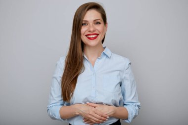 Elleri bağlı genç bir iş kadını. Pozitif duygusal kız mavi ofis üniforması, izole edilmiş kadın portresi..