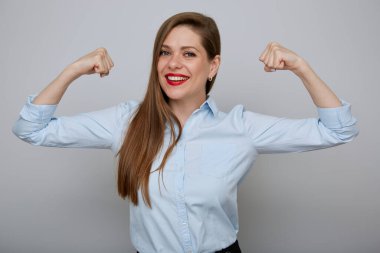 Kadın gücü kavramı, gülümseyen iş kadınının kollarını bükmesi, izole edilmiş kadın portresi..